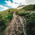 Dramatyczny szlak górski prowadzący na szczyt Malinche pod jasnym błękitnym niebem. 