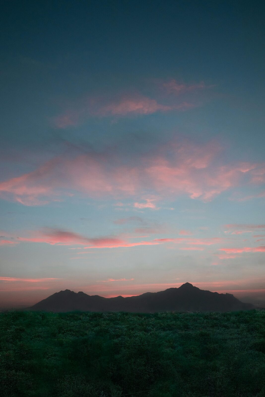 meksyk Piękne niebo o zachodzie słońca nad górami w pobliżu Monterrey w Meksyku.