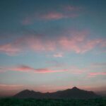 Cabo San Lucas: Spotkanie z wodospadem podwodnym i luksusowym stylem życia Piękne niebo o zachodzie słońca nad górami w pobliżu Monterrey w Meksyku.