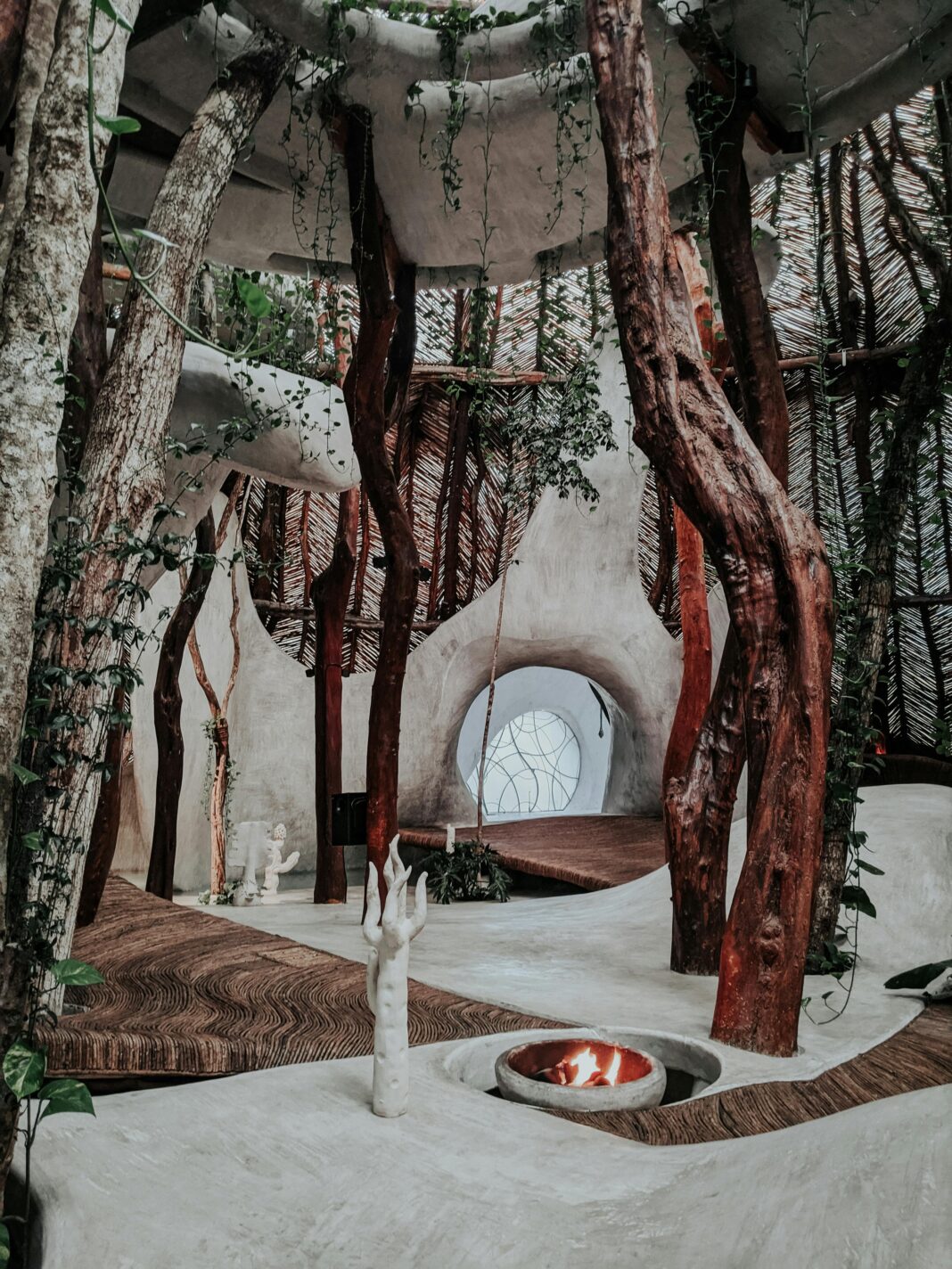 Artystyczna przestrzeń wewnętrzna z naturalnymi drewnianymi belkami i minimalistycznymi elementami.