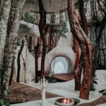 Cenoty Dos Ojos: Podwodny świat na Jukatanie Artystyczna przestrzeń wewnętrzna z naturalnymi drewnianymi belkami i minimalistycznymi elementami.