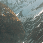 Wędrowcy odkrywają zapierające dech w piersiach pasmo Annapurny podczas śnieżnej zimy w Nepalu.