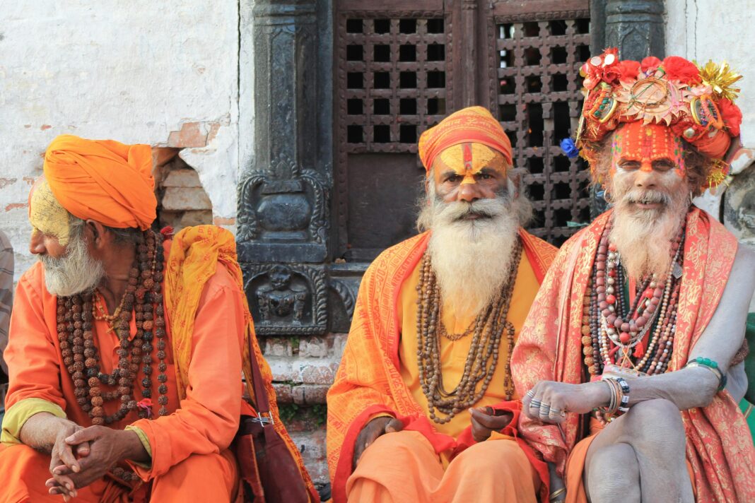 nepal Trzej sadhu w tradycyjnych strojach w świątyni Pashupatinath w Nepalu, będący przykładem tętniącego życiem dziedzictwa kulturowego.