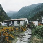 Uroczy wiejski dom otoczony bujną zielenią i górami w Nepalu.