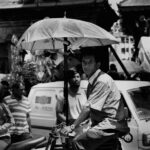 Tętniąca życiem scena targowa z ludźmi i sprzedawcami w Katmandu, Nepal.