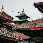 Gołębie na dachach tradycyjnych pagód w kulturalnym Katmandu, Nepal.