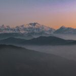 Piękny widok na wschód słońca na pokryte śniegiem Himalaje w Sikkip w Indiach, z mglistymi dolinami i malowniczym tłem.