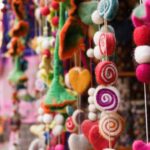 Makalu Base Camp: Szlak do piątej najwyższej góry świata Żywe wiszące dekoracje wykonane z nici na nepalskim straganie na świeżym powietrzu.