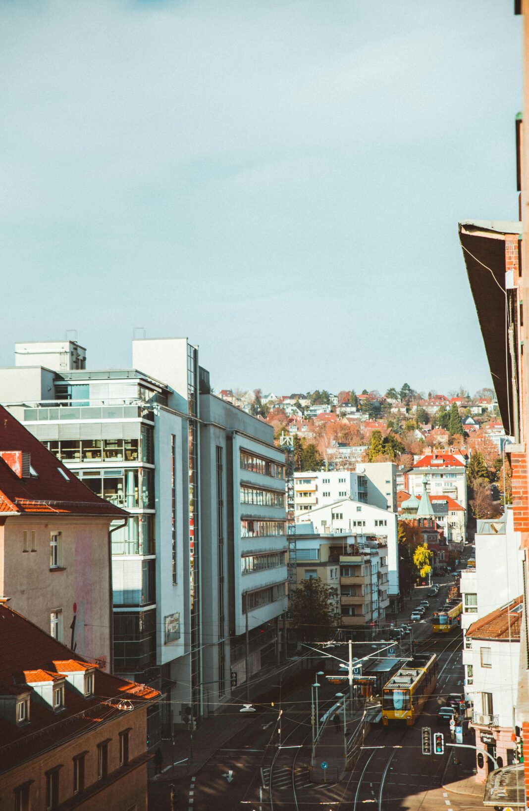 niemcy Widok z lotu ptaka na tętniącą życiem ulicę miasta z nowoczesnymi budynkami i systemem tramwajowym.