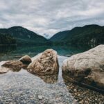 Najlepsze okolice na zakupy w Berlinie: Co i gdzie kupić Spokojne jezioro w Schwangau w Niemczech, otoczone malowniczymi górami i skałami, oddaje spokój natury.