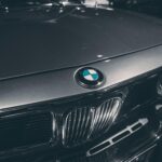 Berlin w 48 godzin: Jak efektywnie spędzić weekend Zbliżenie na maskę klasycznego BMW z emblematem i chromowanymi detalami.