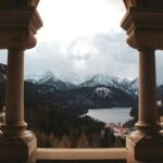 Jeziora i rzeki w Berlinie: Gdzie można się ochłodzić w upalne dni Zapierający dech w piersiach widok na ośnieżone Alpy Bawarskie otoczone kamiennym łukiem w Schwangau w Niemczech.