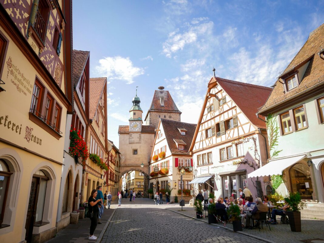 Malownicza brukowana ulica w Rothenburg ob der Tauber prezentująca tradycyjną niemiecką architekturę.