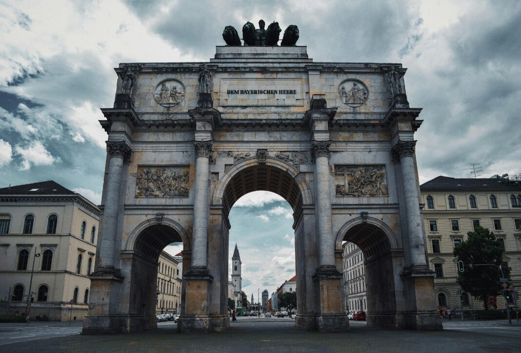niemcy Odkryj historyczny Siegestor w Monachium, kultowy niemiecki punkt orientacyjny, w pochmurny dzień.