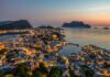 Odkryj zapierającą dech w piersiach panoramę Ålesund w Norwegii, oświetloną na tle oszałamiającego zachodu słońca nad portem.