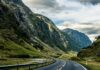 Wijąca się autostrada przez dramatyczny krajobraz norweskich fiordów, idealna dla miłośników podróży.