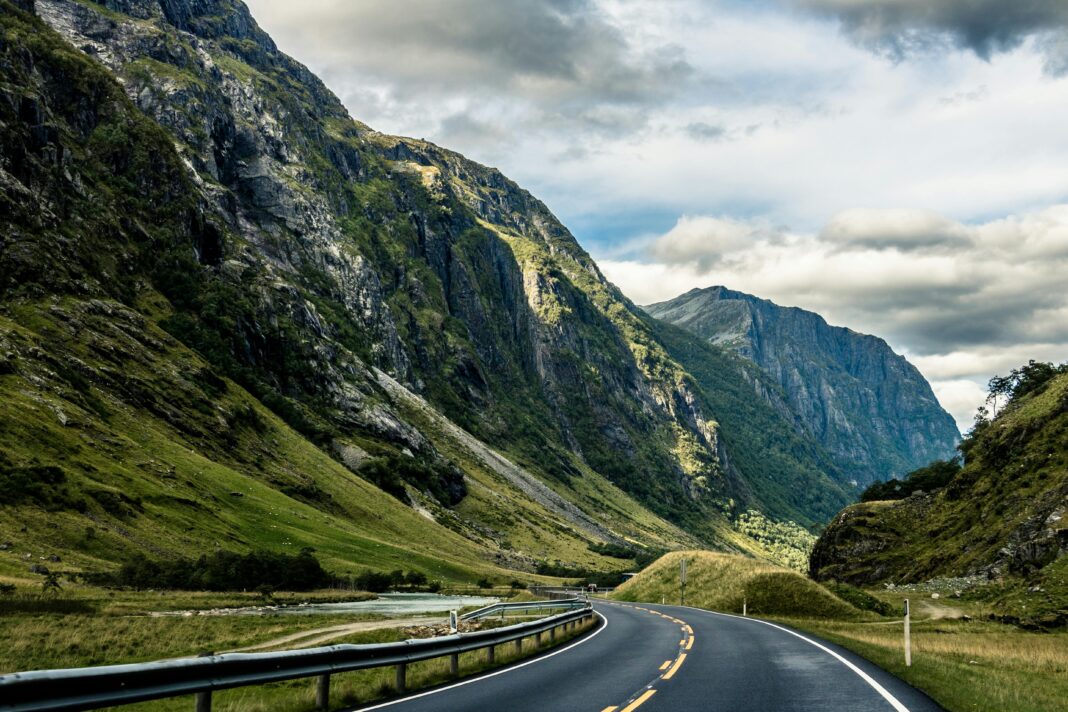norwegia Wijąca się autostrada przez dramatyczny krajobraz norweskich fiordów, idealna dla miłośników podróży.
