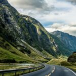 Czy w Norwegii naprawdę jest najdrożej w Europie? Wijąca się autostrada przez dramatyczny krajobraz norweskich fiordów, idealna dla miłośników podróży.