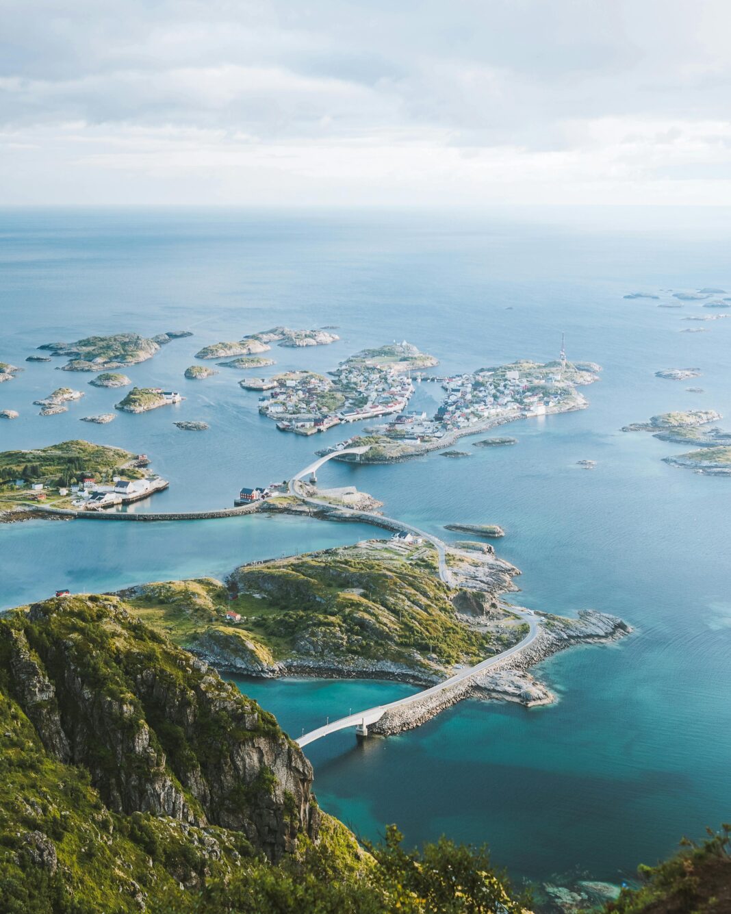 norwegia Oszałamiający widok z lotu ptaka na wyspy i laguny na Lofotach w Norwegii w pogodny dzień.