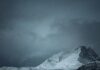 Poczuj spokojne piękno pokrytych śniegiem gór w Norwegii, uchwycone o zmierzchu.
