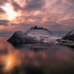 Norwegia – pomysły na tygodniową wycieczkę Zapierający dech w piersiach zimowy zachód słońca nad pokrytymi śniegiem górami w Lenvik, Troms, Norwegia.