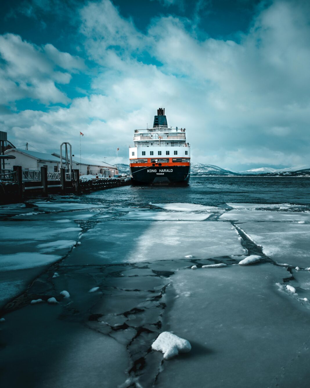 norwegia Statek płynie po lodowatych wodach portu Finnsnes w Norwegii.