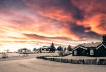 Trondheim – historyczna stolica Norwegii Urzekający zachód słońca nad zaśnieżoną wioską w Hol w Norwegii, ukazujący zimowe piękno.