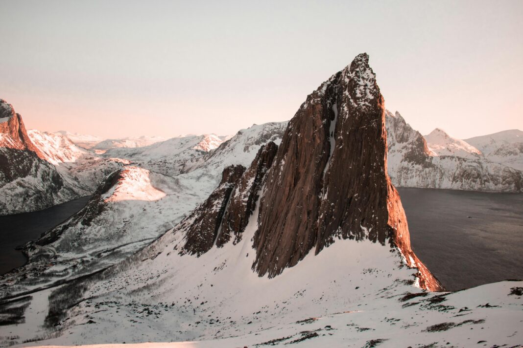 norwegia Majestatyczne ośnieżone szczyty wyspy Senja w Norwegii, w miękkim zimowym świetle dziennym.