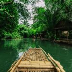 Spływ bambusem po zielonej rzece w bujnej dżungli Krabi.