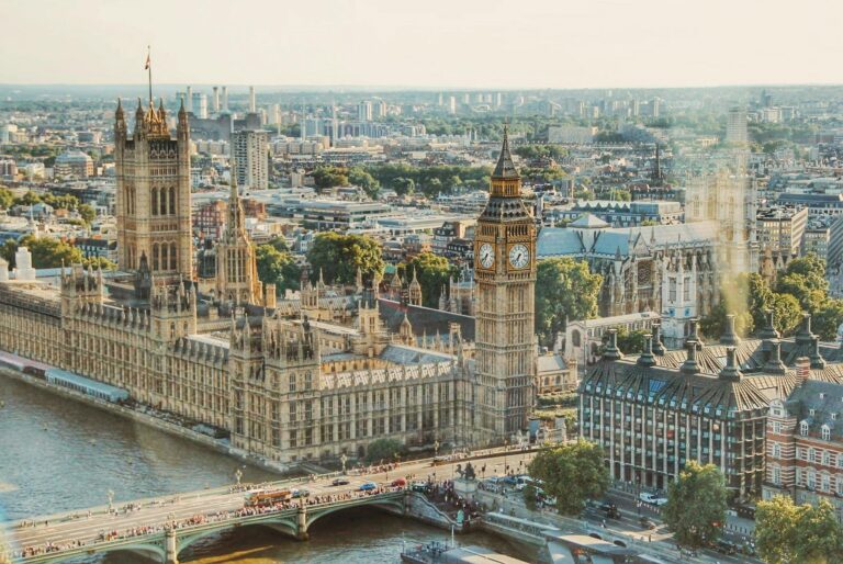 Oszałamiający widok z lotu ptaka na kultowy londyński Big Ben i Tamizę w świetle dziennym.
