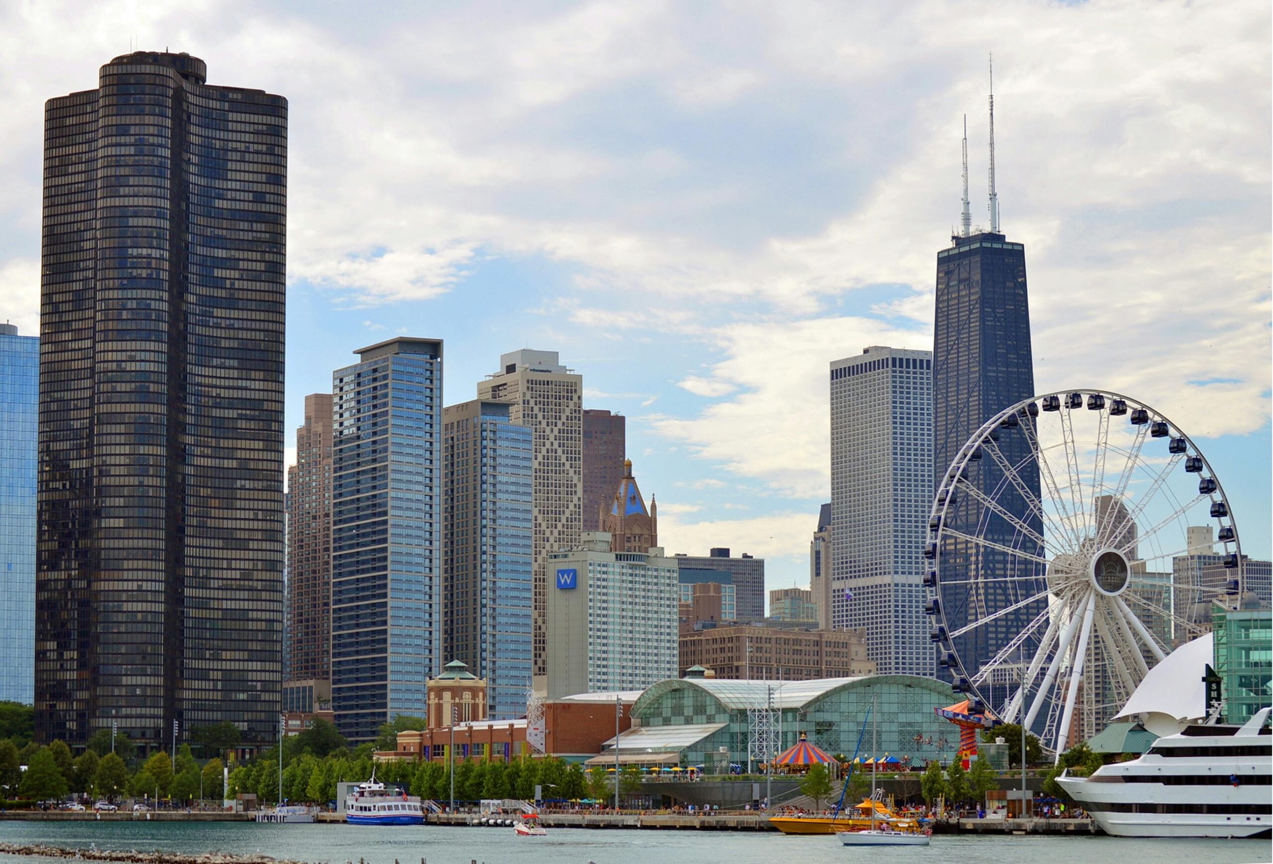 Panoramę Chicago ze słynnym diabelskim młynem na Navy Pier i drapaczami chmur, takimi jak Hancock Tower.