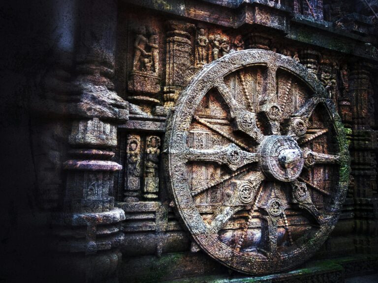 Skomplikowana kamienna rzeźba przedstawiająca koło rydwanu w historycznej Świątyni Słońca Konark w Indiach.