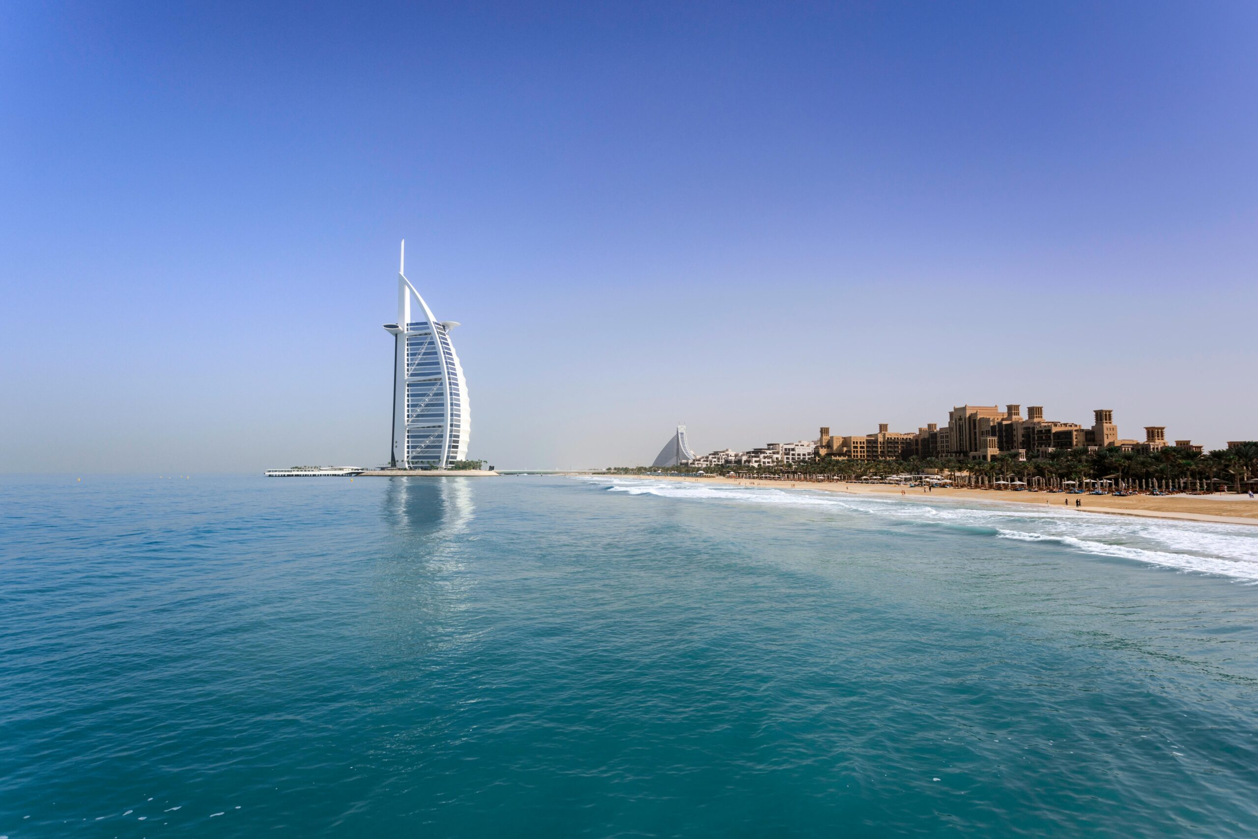 Kultowy Burj Al Arab z widokiem na dziewiczą plażę Dubaju, idealny do podróży i wypoczynku.