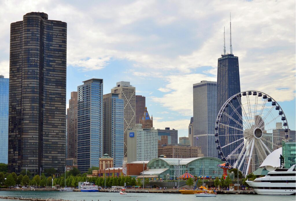 Panoramę Chicago ze słynnym diabelskim młynem na Navy Pier i drapaczami chmur, takimi jak Hancock Tower.