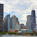 Fakty i mity o podróżach do Gujany Panoramę Chicago ze słynnym diabelskim młynem na Navy Pier i drapaczami chmur, takimi jak Hancock Tower.