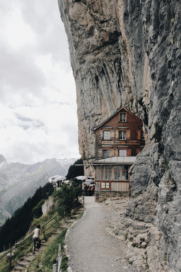 Odkryj inspirujący Gasthaus na klifie w Ebenalp, położony wśród oszałamiających formacji skalnych Alp Szwajcarskich.