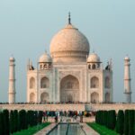Oszałamiające zdjęcie Taj Mahal w Agrze, ukazujące jego kultową architekturę i spokojną okolicę.