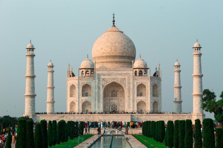 Oszałamiające zdjęcie Taj Mahal w Agrze, ukazujące jego kultową architekturę i spokojną okolicę.