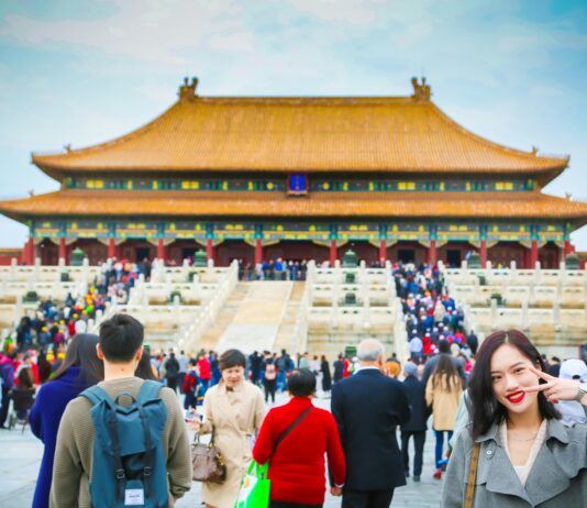 Turyści zwiedzający kultowe Zakazane Miasto w Pekinie, wpisane na Listę Światowego Dziedzictwa UNESCO.