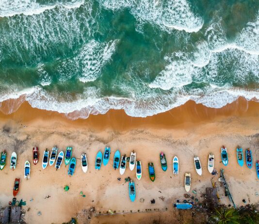 Oszałamiające zdjęcia lotnicze tętniących życiem łodzi ustawionych na piaszczystych brzegach zatoki Arugam na Sri Lance.