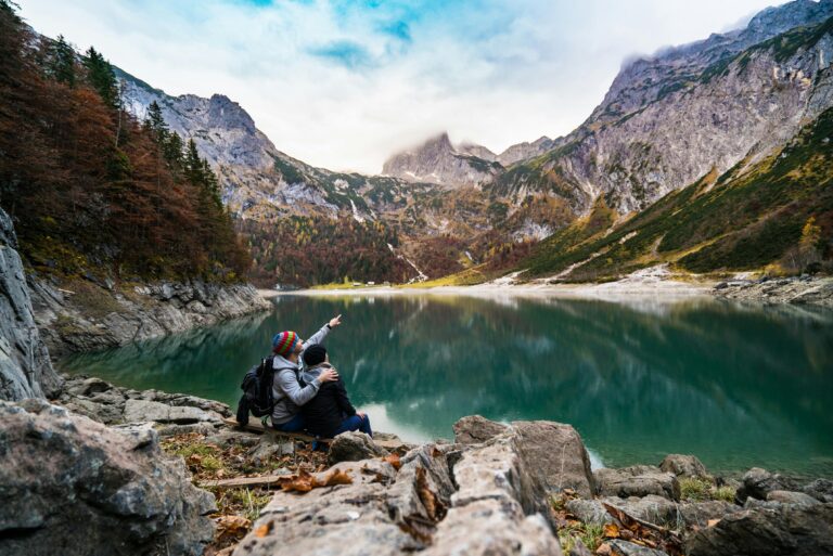Para cieszy się malowniczym widokiem na jezioro Hallstatt otoczone górami i lasami.