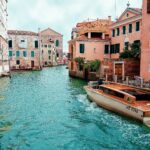 Fakty i mity o wycieczkach objazdowych Malowniczy widok na kanały Wenecji z uroczą architekturą i tradycyjną łodzią.