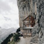 Fakty i mity o Indonezji – Bali i inne wyspy Odkryj inspirujący Gasthaus na klifie w Ebenalp, położony wśród oszałamiających formacji skalnych Alp Szwajcarskich.