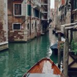 Odkryj urok weneckich kanałów z zabytkową architekturą i gondolami