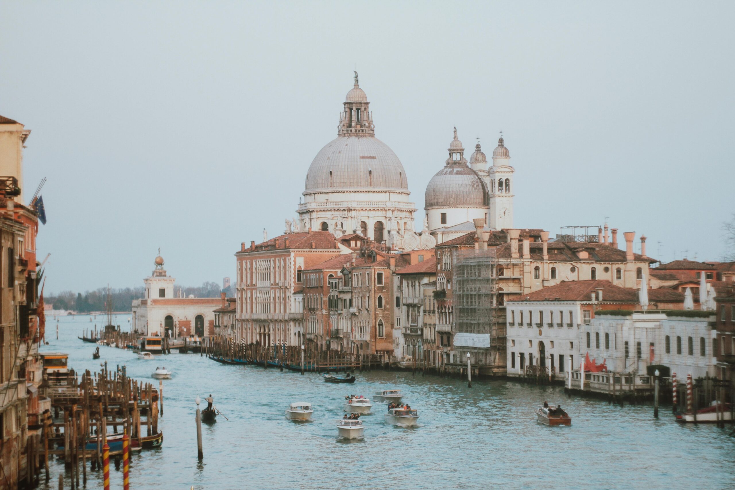 Piękny widok na Canal Grande w Wenecji z Bazyliką Santa Maria della Salute w świetle dziennym, idealny do podróży i architektury.