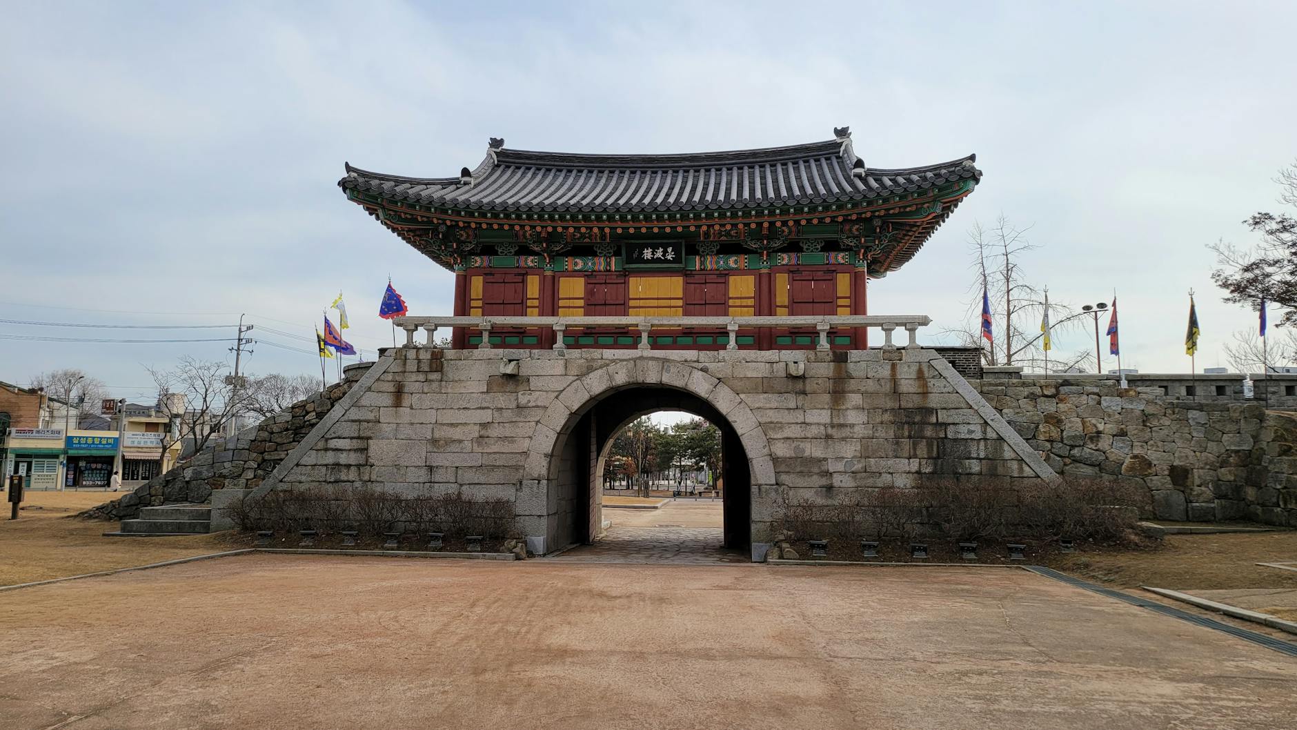 Brama South Gate twierdzy Ganghwa w Inczonie zimą