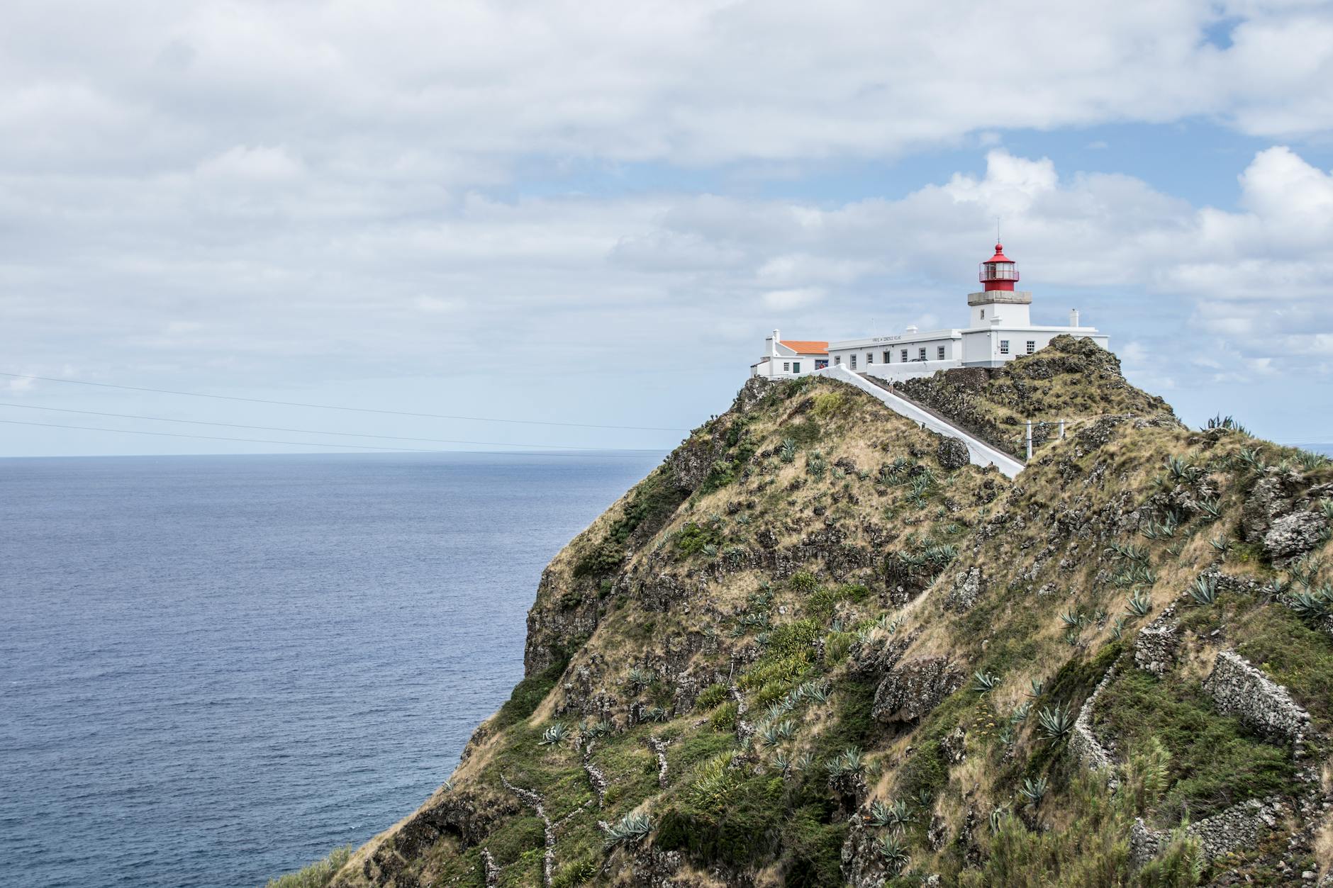 Latarnia morska na skalistym klifie na Azorach