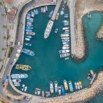 Marina w Pernera na Cyprze z cumującymi łodziami na turkusowej wodzie