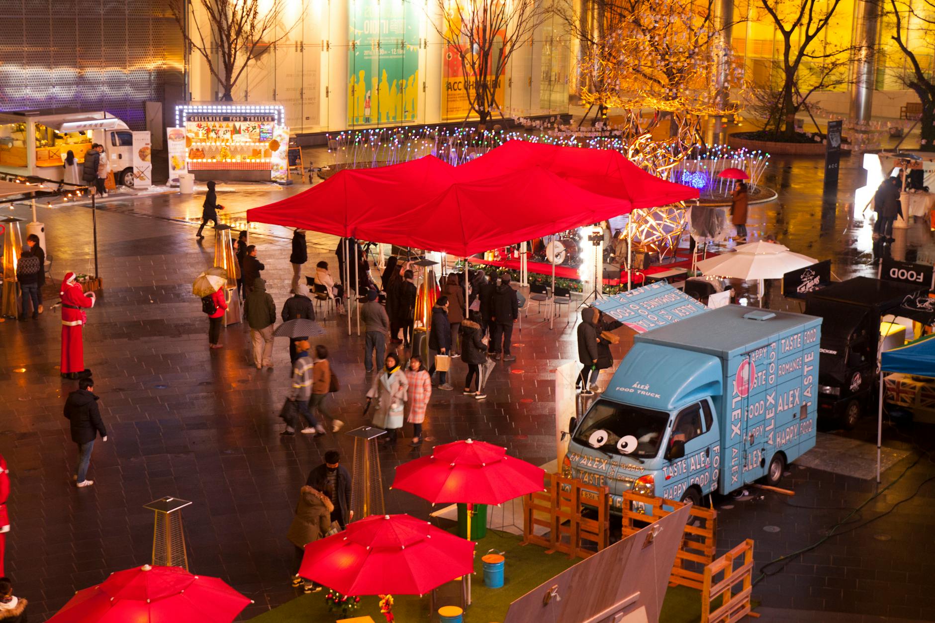 Nocny jarmark świąteczny w Gwangju z food truckami i iluminacjami