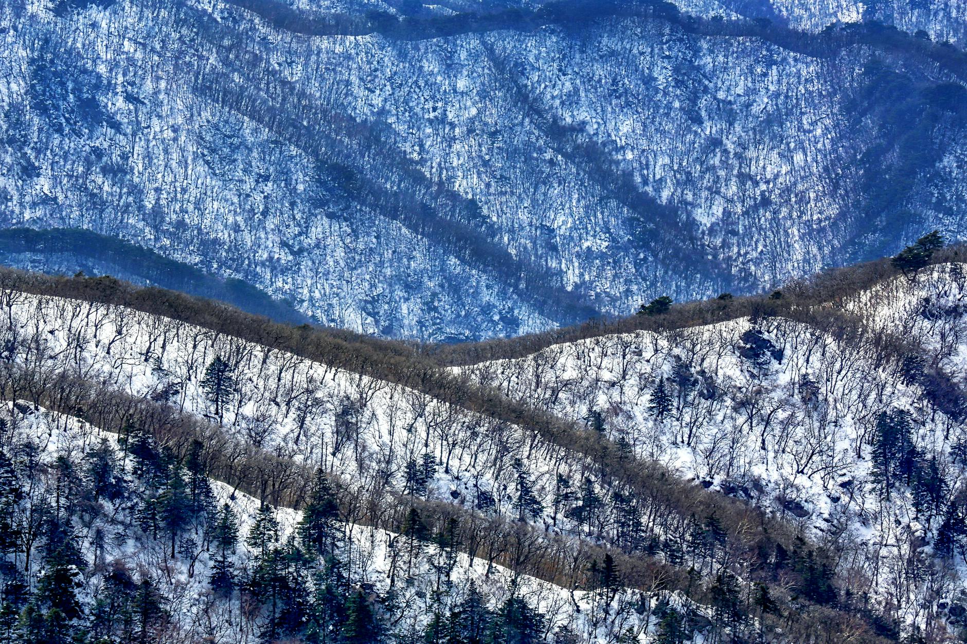 Ośnieżone górskie szczyty w zimowym krajobrazie Korei Południowej